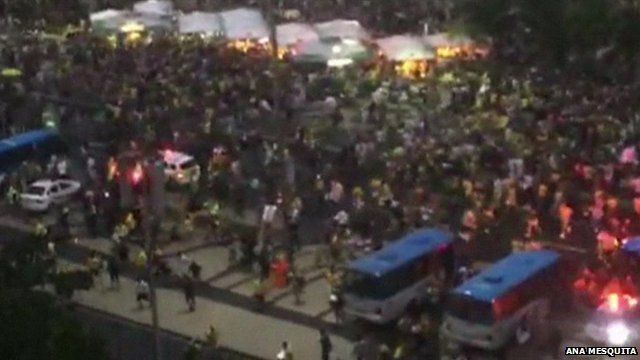 Fans flee Copacabana beach