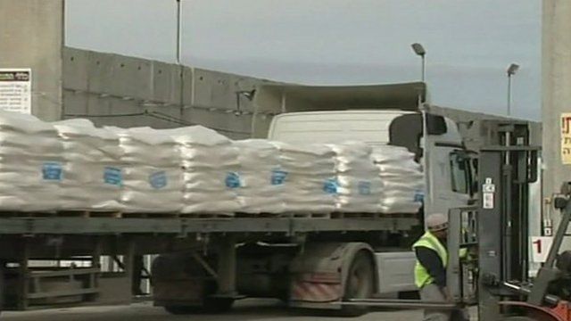 Truck at Gaza crossing point, file pic