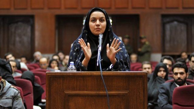 Reyhaneh Jabbari speaking to defend herself during the first hearing of her trial for the murder of a former intelligence official.