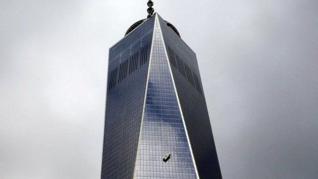 Stranded window washers hang on the side of 1 World Trade Center in New York 12 November 2014