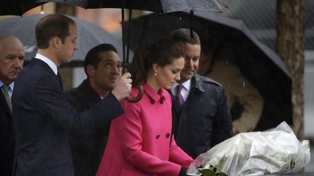 Duke and Duchess of Cambridge laying flowers
