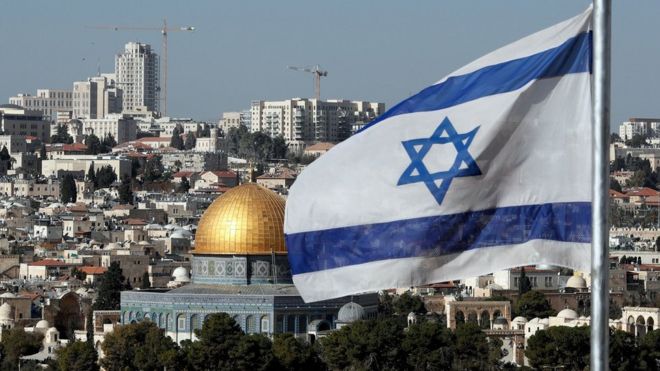 Una bandera israelí ondea en Jerusalén.