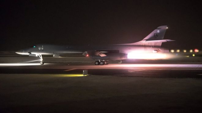 bombardımana katılan bir abd savaş uçağı