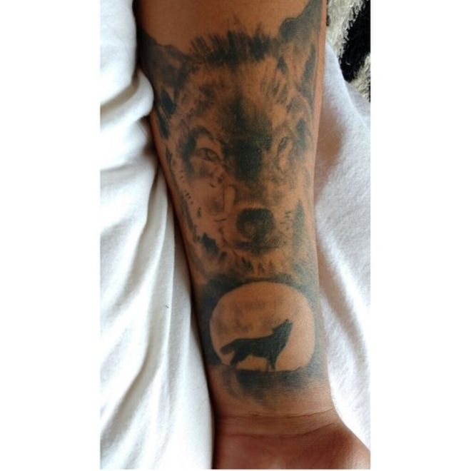 Tatuagem de lobo em braço de candidato