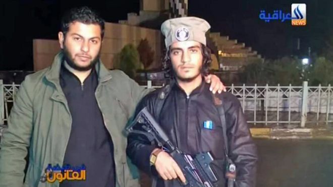 بکر مدلول (چپ) هنگامی که عضو داعش بود