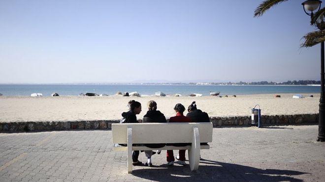 Jovens em uma praia tunisiana