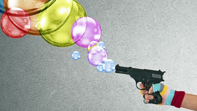 pistola disparando burbujas de colores