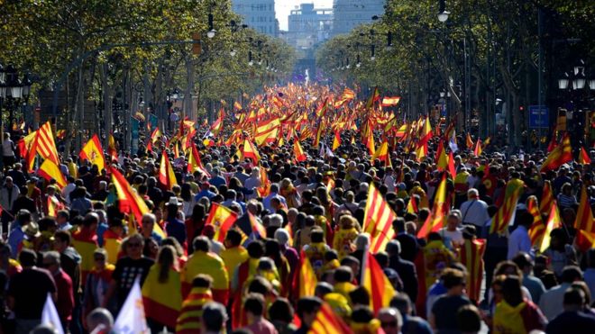 آلاف من مؤيدي الوحدة يحملون أعلام إسبانيا