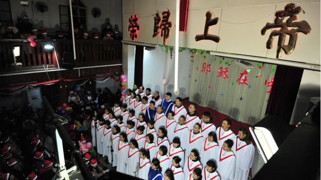 Một dàn đồng ca hát thánh ca trong lễ thánh đêm Giáng sinh 24/12/2017 tại nhà thờ ở tỉnh An Huy, phía đông Trung Quốc.
