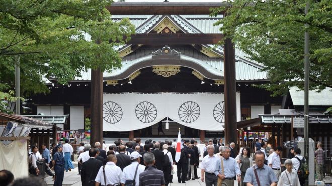 Nhiều người Nhật đến thăm đền thờ Yasukuni, ở Tokyo hôm 15/8.