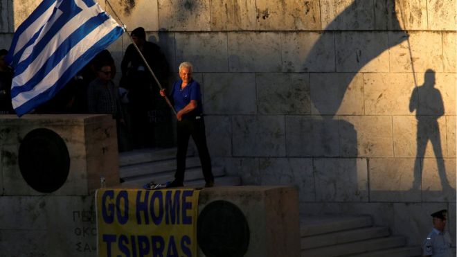 Un persona protesta por los recortes en Grecia.