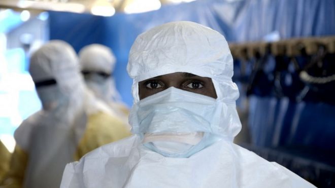 Hombre cubierto contra el ébola.