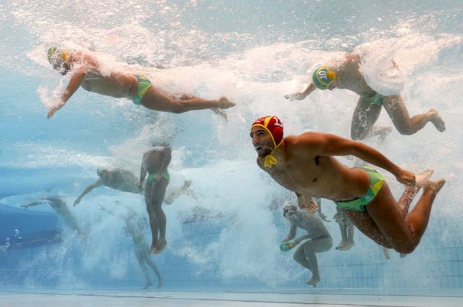 ஹங்கேரி புதபெஸ்டில் நடைபெற்ற ஃபினா உலக சாம்பியன்ஷிப் போட்டியில் பிரேசில் அணிக்கு எதிராக நடைபெற்ற ஆடவர் நீர் போலோ விளையாட்டு போட்டியில் களமிறங்கும் ஆஸ்திரேலிய ஆடவர் அணியினர்.