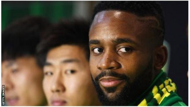 Mchezaji wa kimataifa wa DR Congo Cedric Bakambu katika mkutano na wanahabari akiwa na wachezaji wenzake wa timu ya China, Beijing Guoan huko Beijing