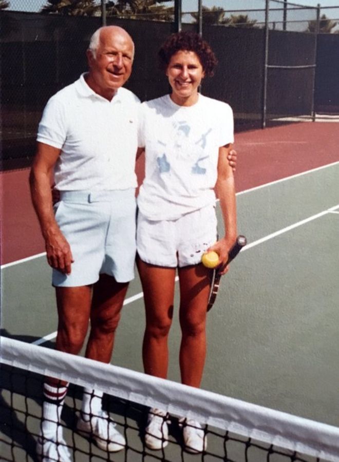 Maryann jogando tênis com o pai, em 1976 ou 1977, antes do acidente | Fonte: Arquivo pessoal