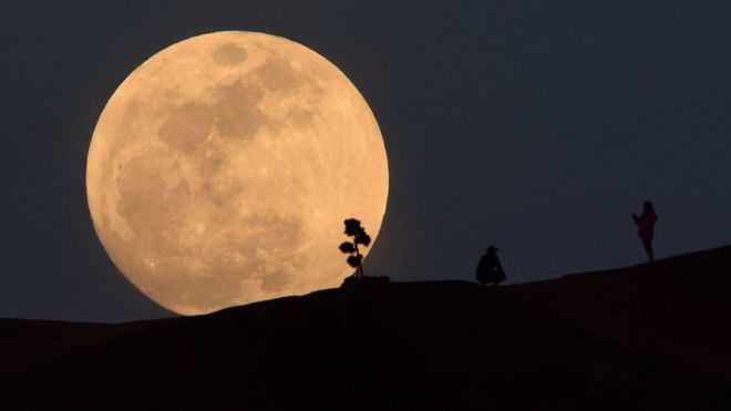 Siêu trăng chụp được trên Công viên Griffith Park ở Los Angeles, California, hôm 30/1/2018.