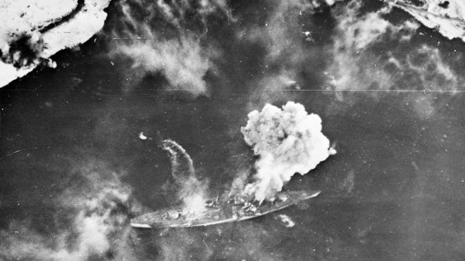 O navio Tirpitz soltando fumaça