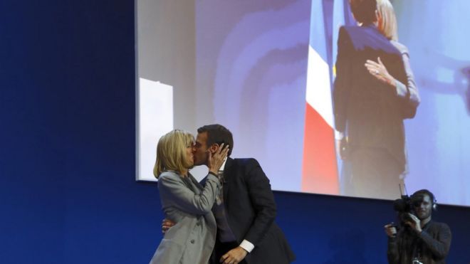 Ứng viên tổng thống Emmanuel Macron hôn vợ, bà Brigitte Trogneux, trước khi phát biểu tại Parc des Expositions, Paris hôm 23/4/217