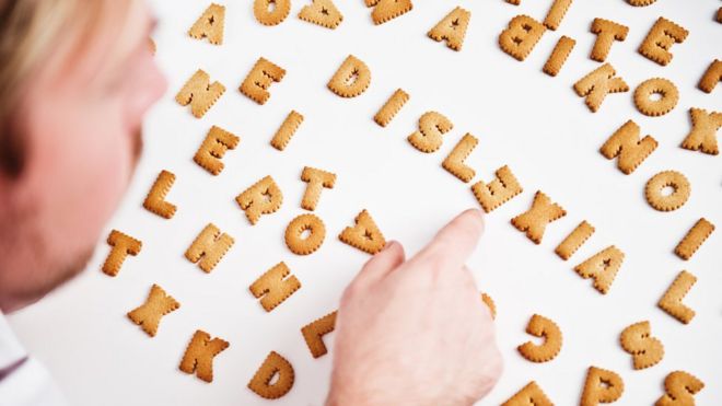 Hombre con galletas de letras