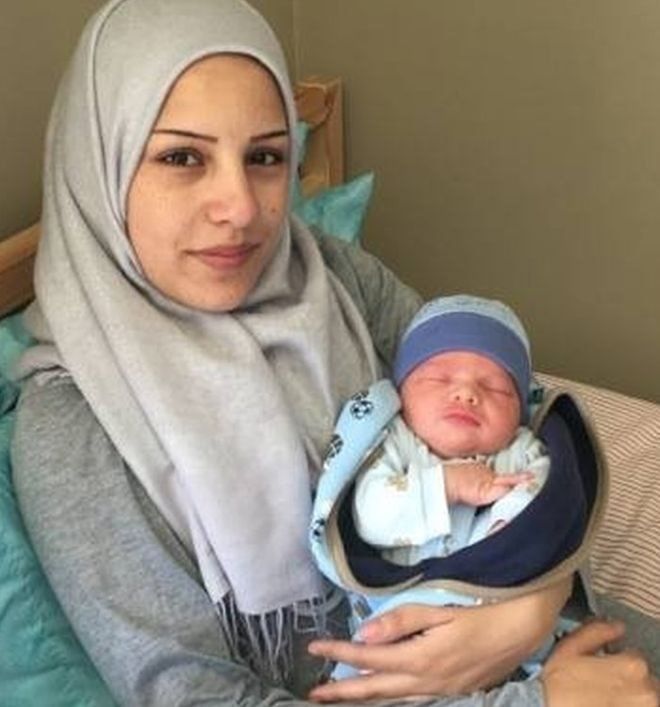 Afraa Bilan tengah menimang bayi Justin Trudeau di rumahnya di Kanada.(AFRAA BILAN)