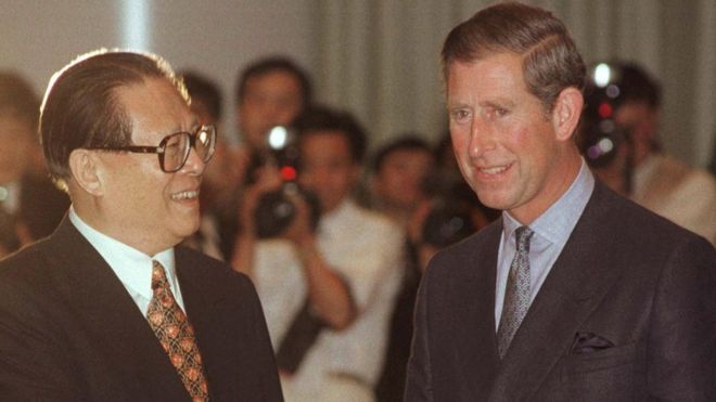 江泽民与英国王储查尔斯在中英政权交接前的晚宴上会面。