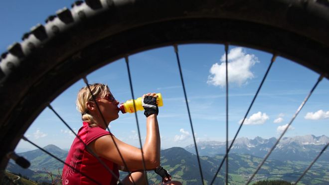 Mujer en la cima e una montaña