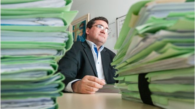 Jaime Klein en su escritorio.