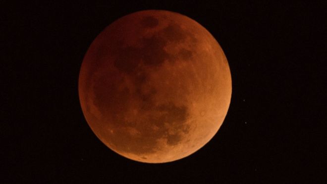 Siêu trăng lúc nguyệt thực có ánh đỏ nên còn được gọi là 'siêu trăng máu'. Hình chụp đêm 31/1 ở Bắc Kinh.