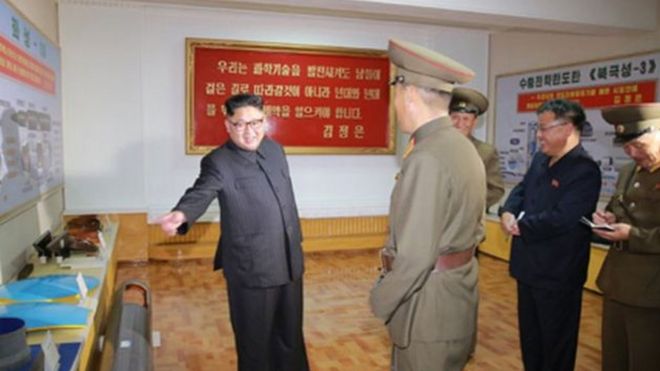 Kim Jong-un katika shule ya ulinzi na sayansi akikagua vifaa .Picha hiyo ilionyesha makombora ya Hwasong 13 na Pukguksong-3.