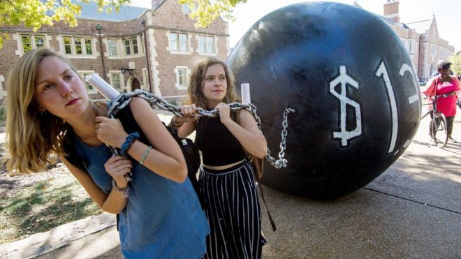 Manifestación sobre deuda estudiantil en Estados Unidos