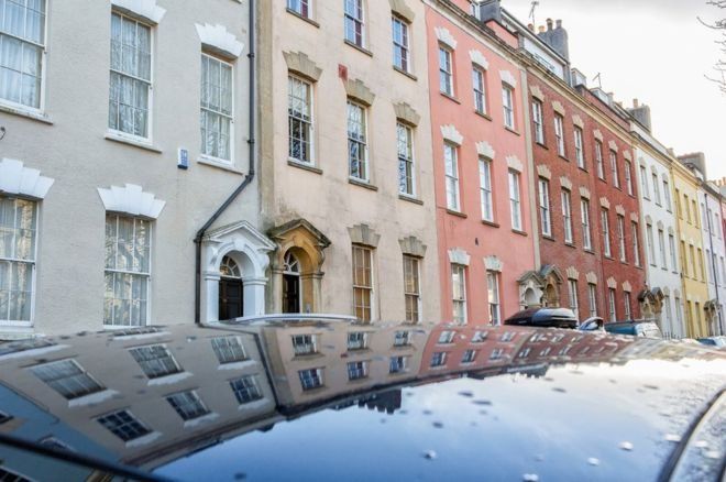 பிரிஸ்டலில் உள்ள வீடுகளை பிரதிபலிக்கும் கார்களின் மேற்கூரைகள்