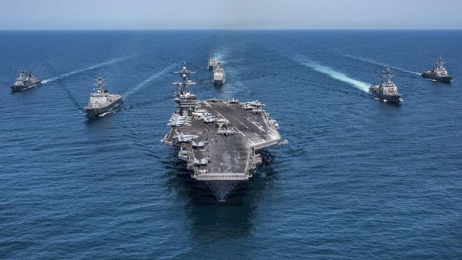 Varios barcos de guerra estadounidenses en el mar