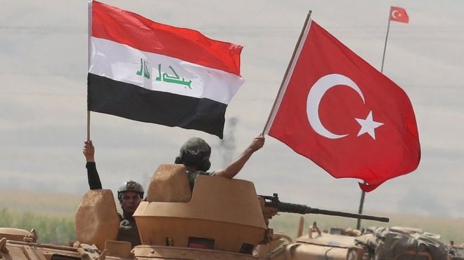 Soldiers hold Turkish and Iraqi national flag during a joint military exercise near the Turkish-Iraqi border (26 September 2017)