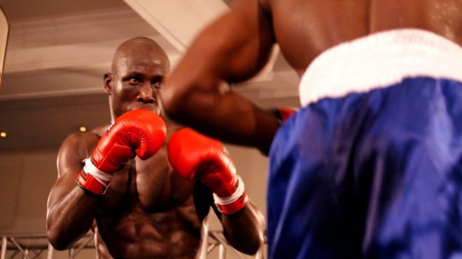 Mkenya Dennis ‘Bilabong’ Okoth akimenyana na Mtazania Shadrack Ignas kitengo cha super lightweight.