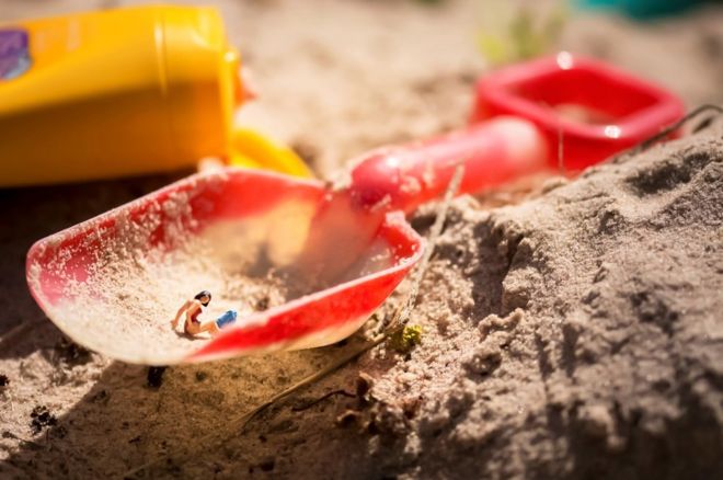 ஜேக் ஆப்பிள்டன்: “சூரிய களியல்: கடற்கரையில் சூரிய ஒளி காய்தல்”.