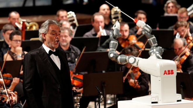 YuMi conduz Bocelli e a orquestra