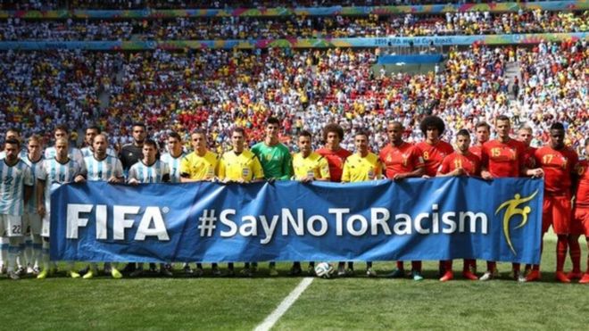 كأس العالم 2018 : الحكام يحق لهم إلغاء المباريات بسبب العنصرية _98981017_ef6e4252-1f83-4864-b0e5-2248b03234cd