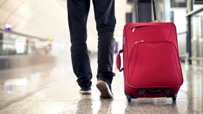 رجل يحمل حقيبة في أحد المطارات