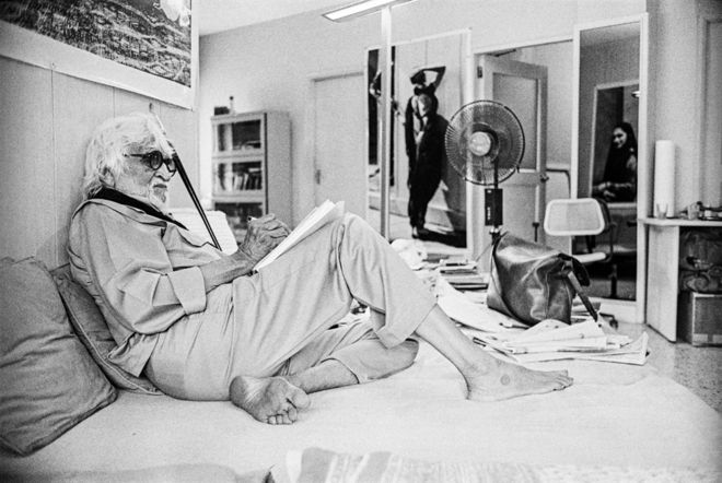 மும்பையிலுள்ள அவருடைய வீட்டில் வைத்து ஓவியர் எம்எஃப் ஹுசைனின் படங்கள் வரைந்து வந்தார்.