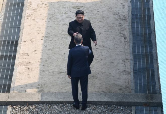 Moon y Kim se encuentran en la frontera