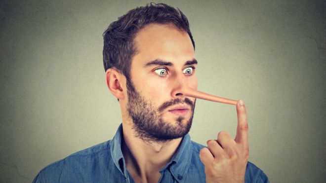 Homem com 'nariz de Pinocchio'