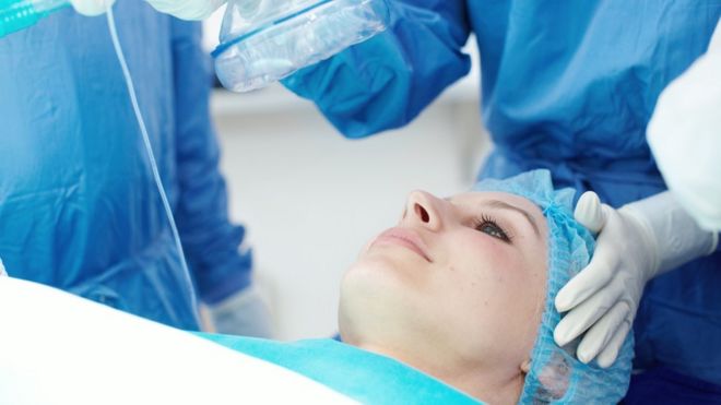 Mujer a punto de ser operada