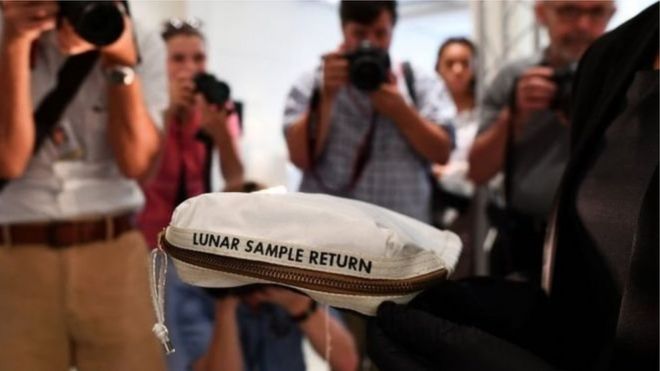 அமெரிக்க விண்வெளி வீரர் நீல் ஆம்ஸ்ராங் பயன்படுத்திய சந்திர தூசி பை