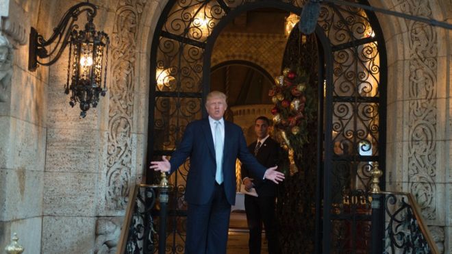 Trump - akisimama mbele ya nyumba yake ya Mar-a-Lago