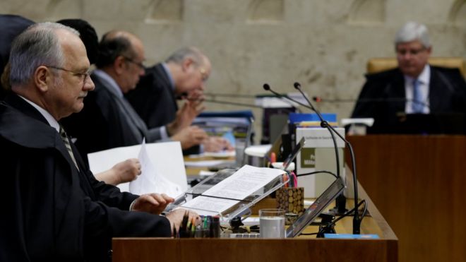 O ministro Luiz Fachin, com o procurador-geral Rodrigo Janot ao fundo, em sessão do STF