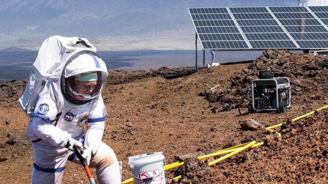 Una persona vestida de astronauta en un campo de entrenamiento