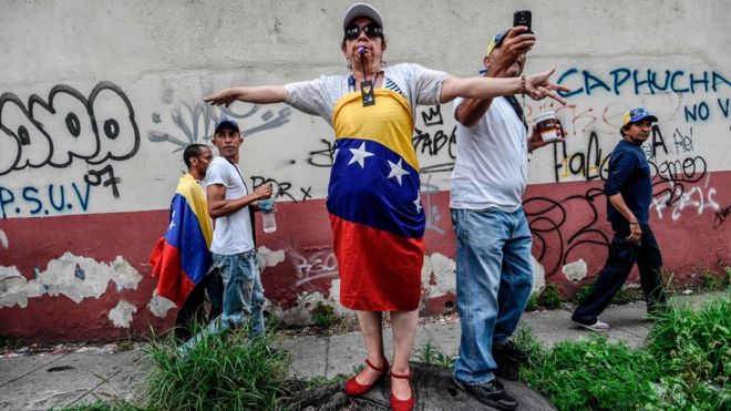 Decenas de miles de opositores caminaron el sábado hasta la sede de la iglesia católica en el oeste de Caracas.