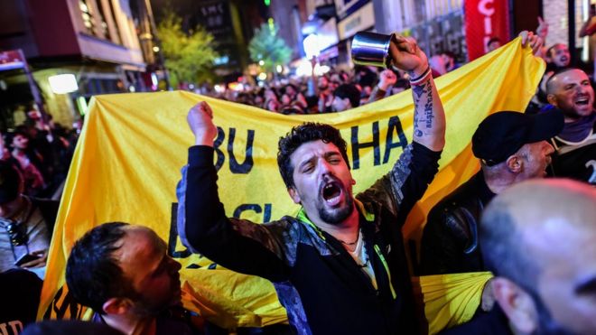 Supporters of "No" gather in Istanbul to protest the referendum result, 16 April 2017