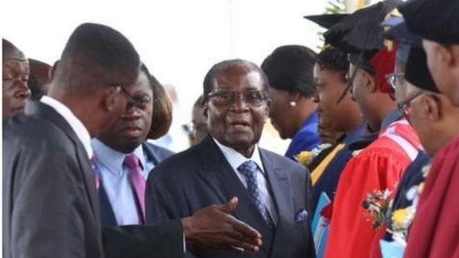 Rais wa Zimbabwe's Robert Mugabe amewatunuku shahada zaidi ya wanafunzi 3,300 katika chuo kikuu cha Zimbabwe