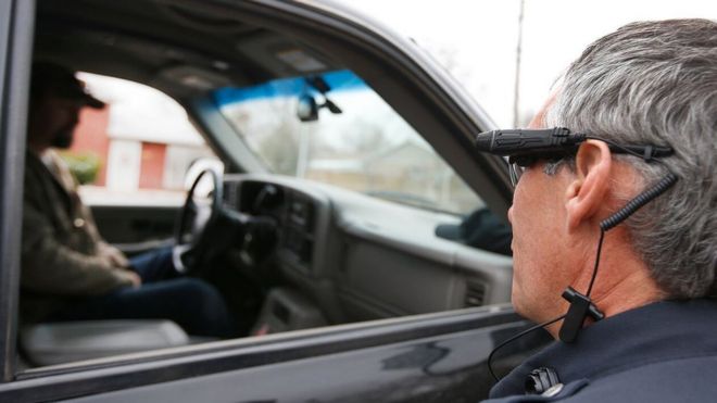 Policía con cámara